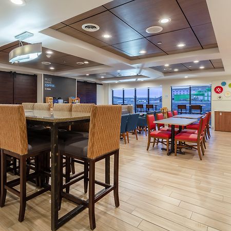 Holiday Inn Express & Suites Cedar Falls Ngoại thất bức ảnh