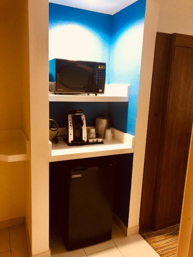 Holiday Inn Express & Suites Cedar Falls Ngoại thất bức ảnh