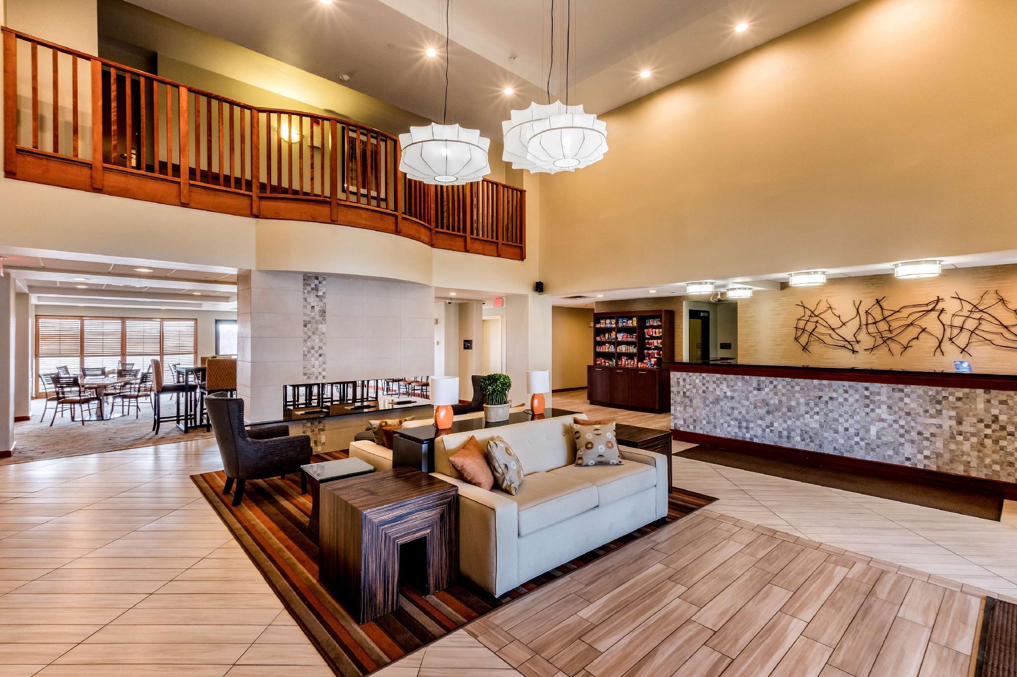 Holiday Inn Express & Suites Cedar Falls Ngoại thất bức ảnh