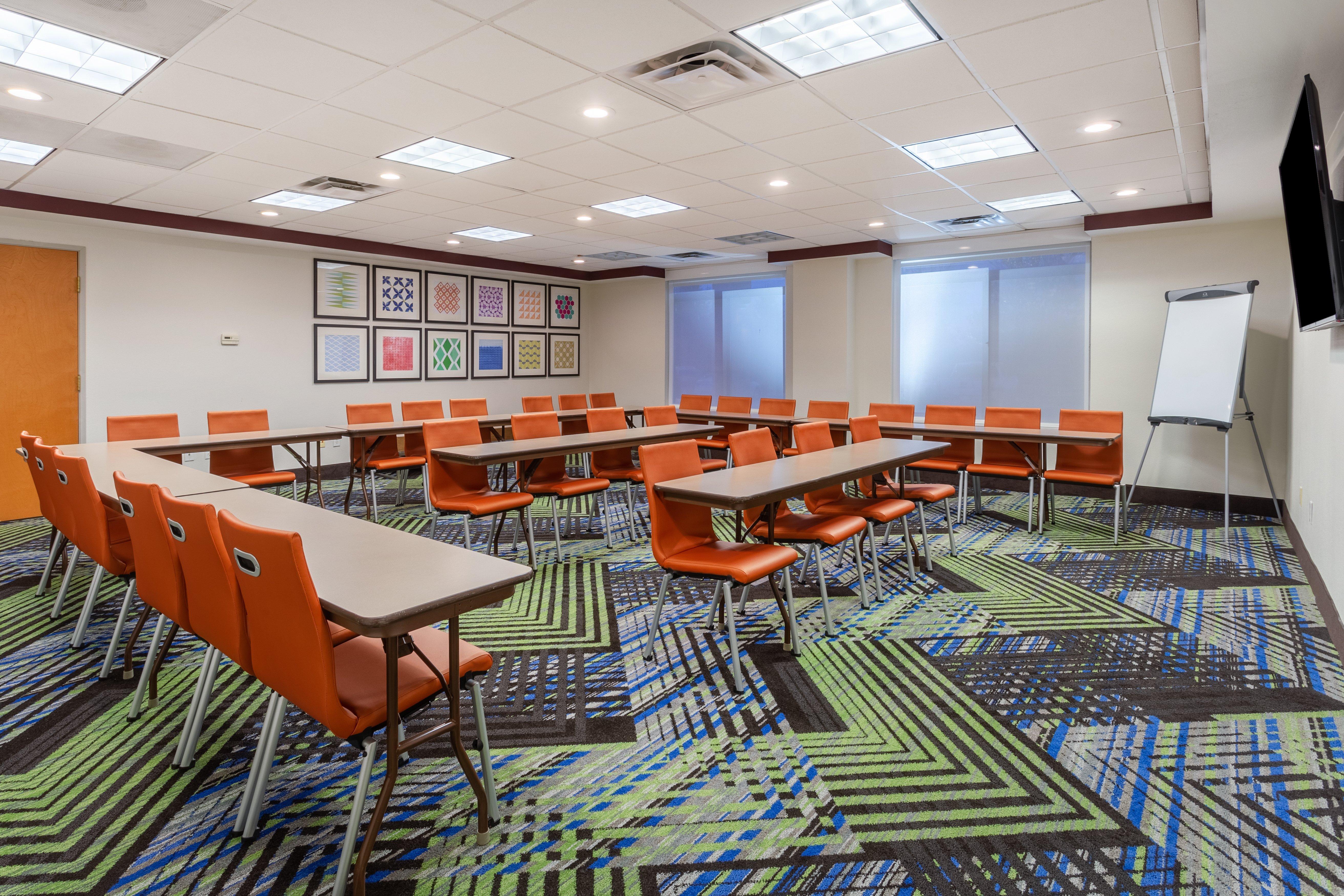 Holiday Inn Express & Suites Cedar Falls Ngoại thất bức ảnh