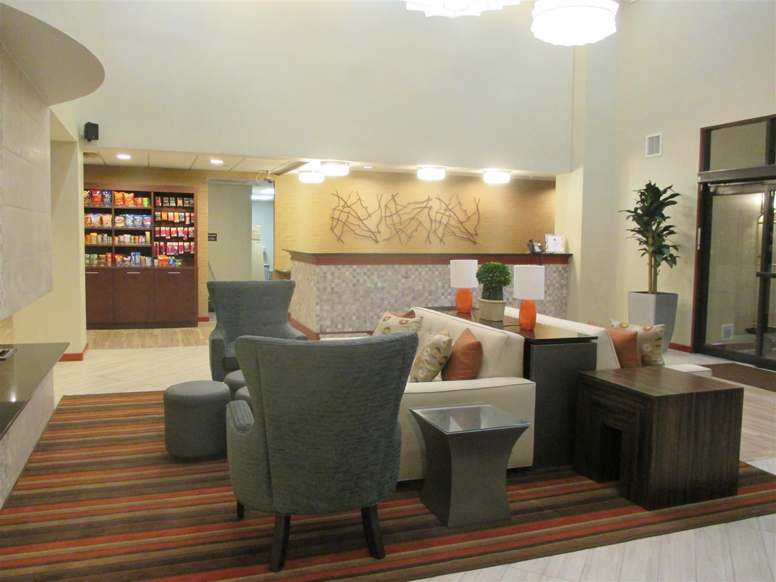 Holiday Inn Express & Suites Cedar Falls Ngoại thất bức ảnh