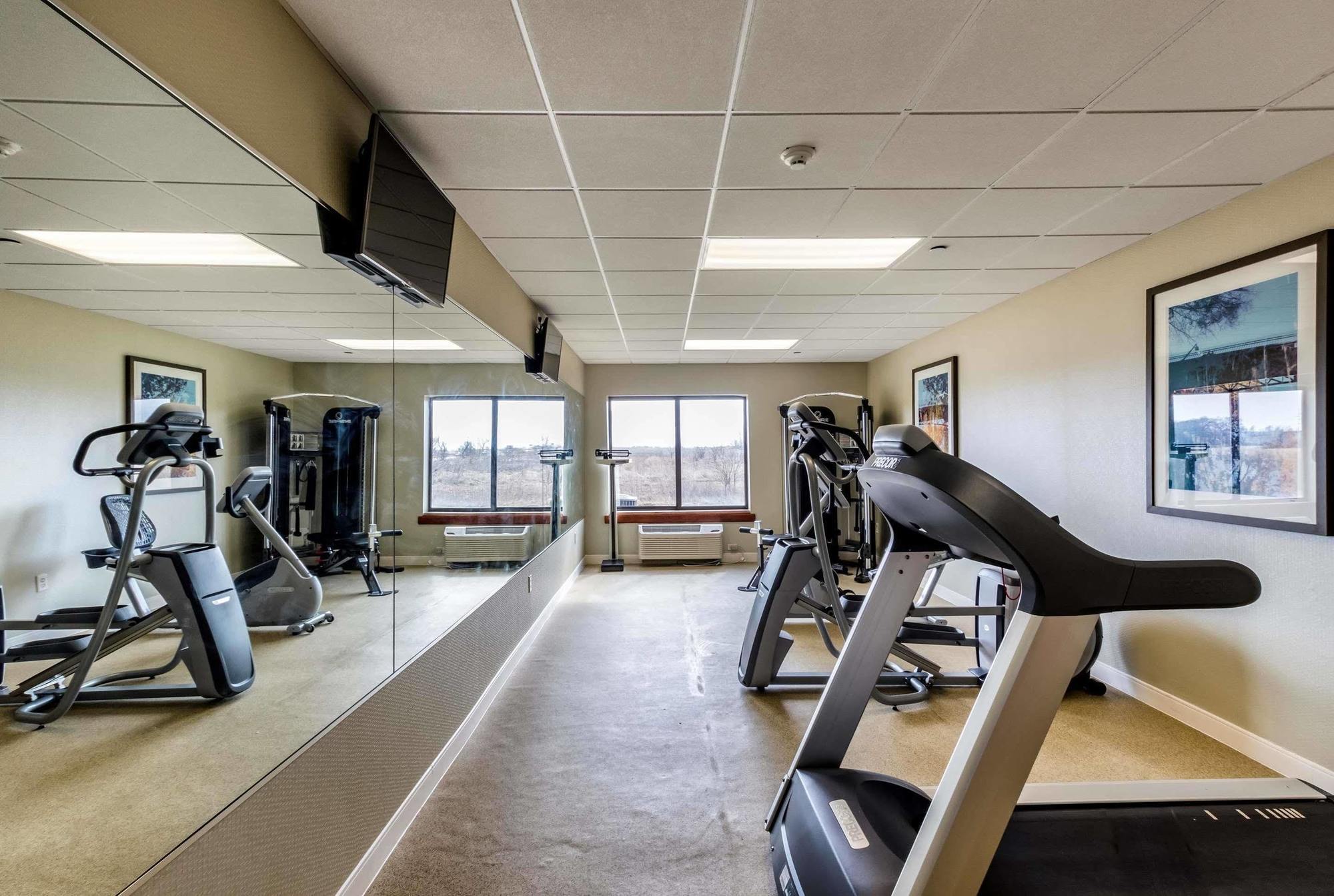 Holiday Inn Express & Suites Cedar Falls Ngoại thất bức ảnh