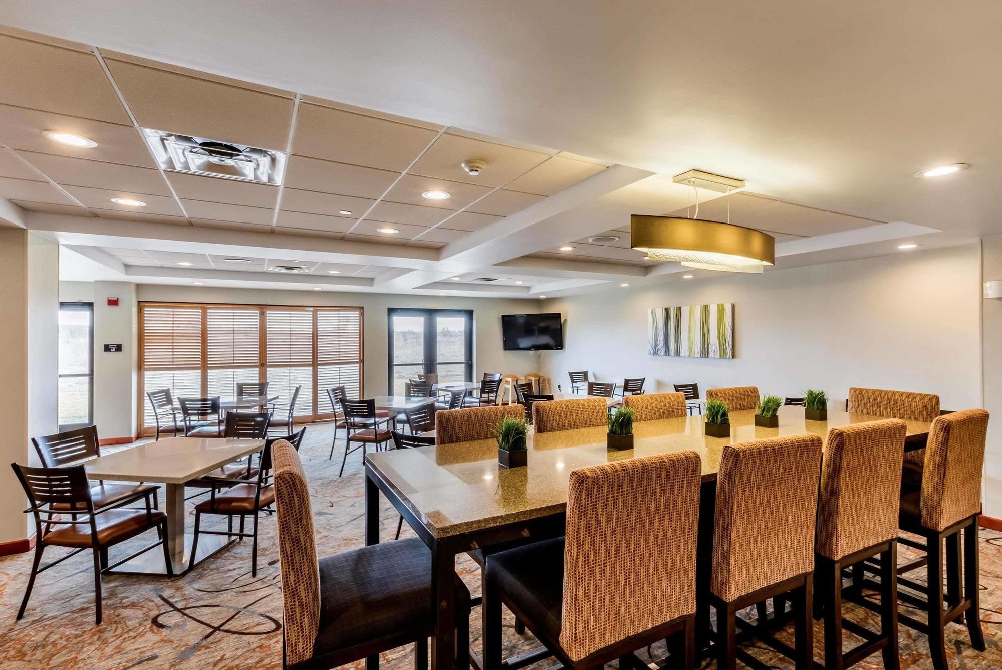 Holiday Inn Express & Suites Cedar Falls Ngoại thất bức ảnh