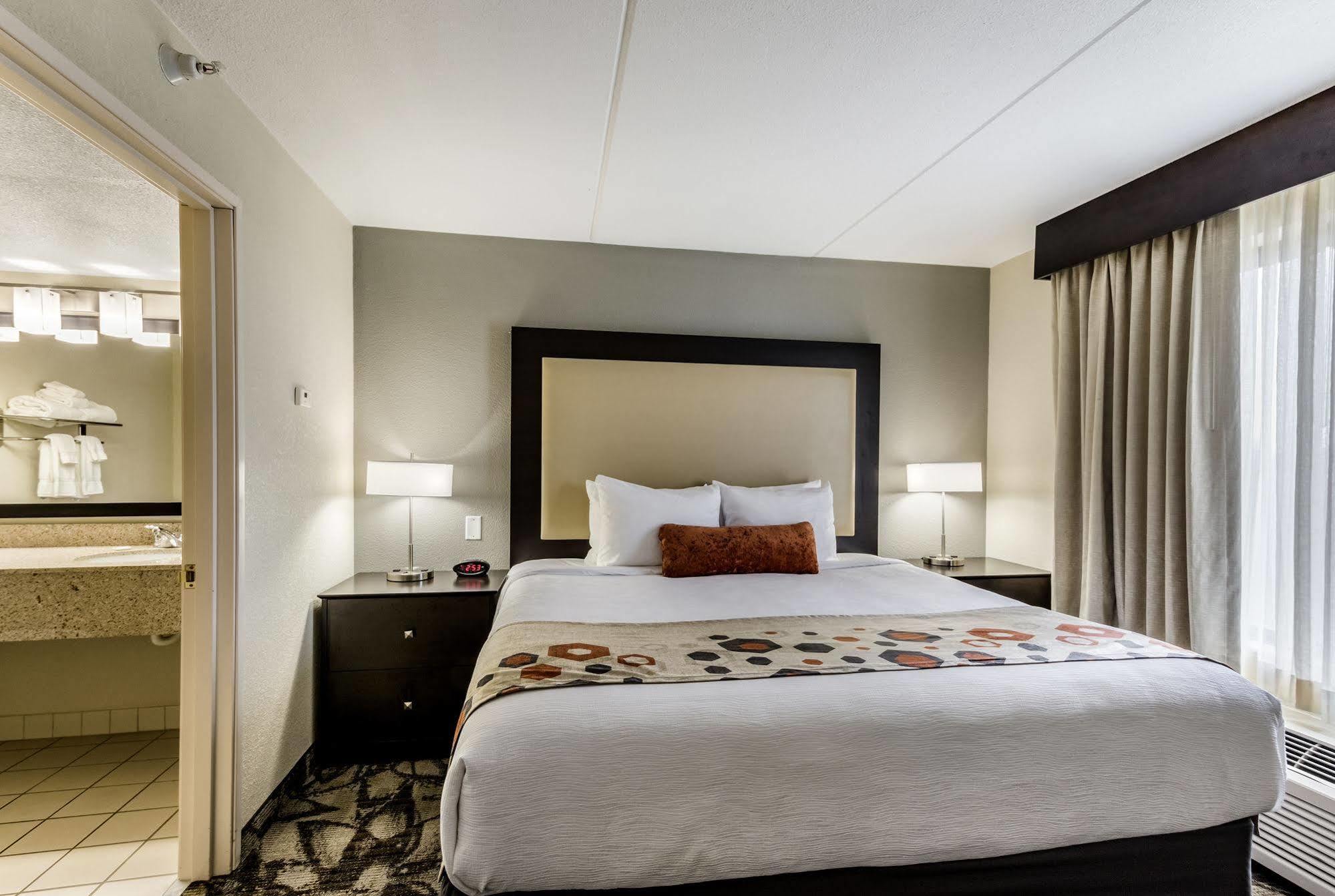 Holiday Inn Express & Suites Cedar Falls Ngoại thất bức ảnh